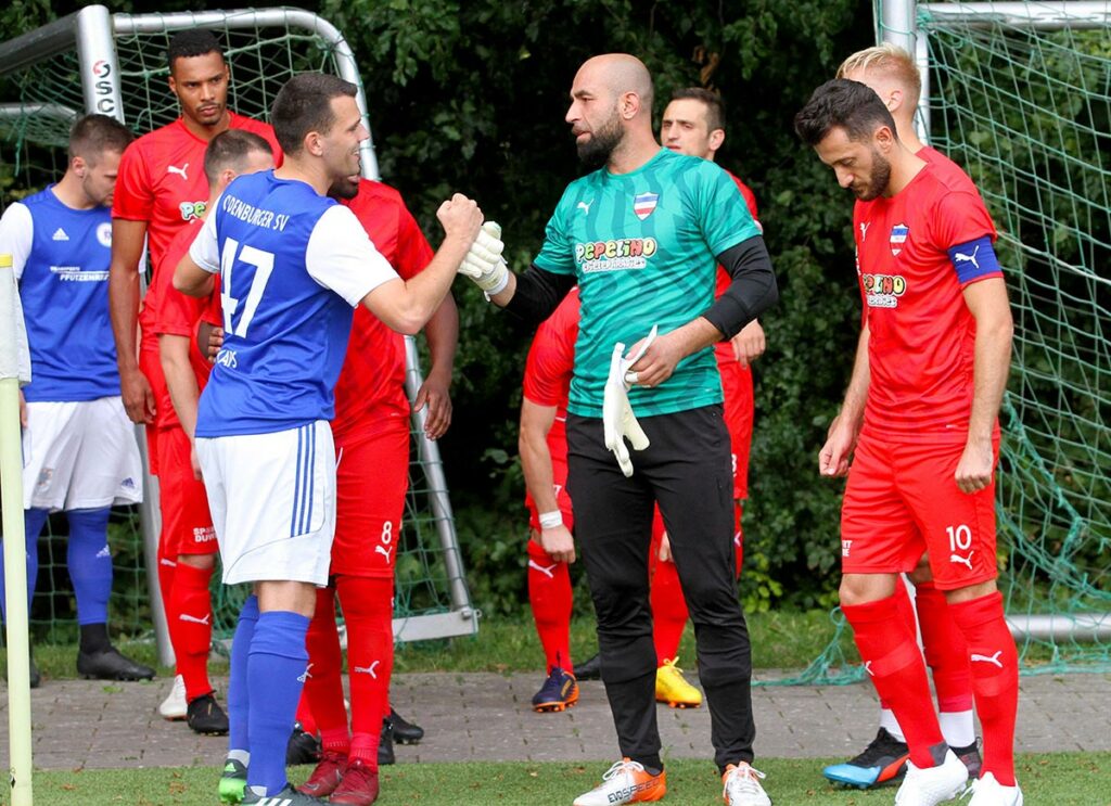 Inters Keeper Hüsnü Özdemir begrüßt Frederik Kaps vom Gast aus Oldenburg.