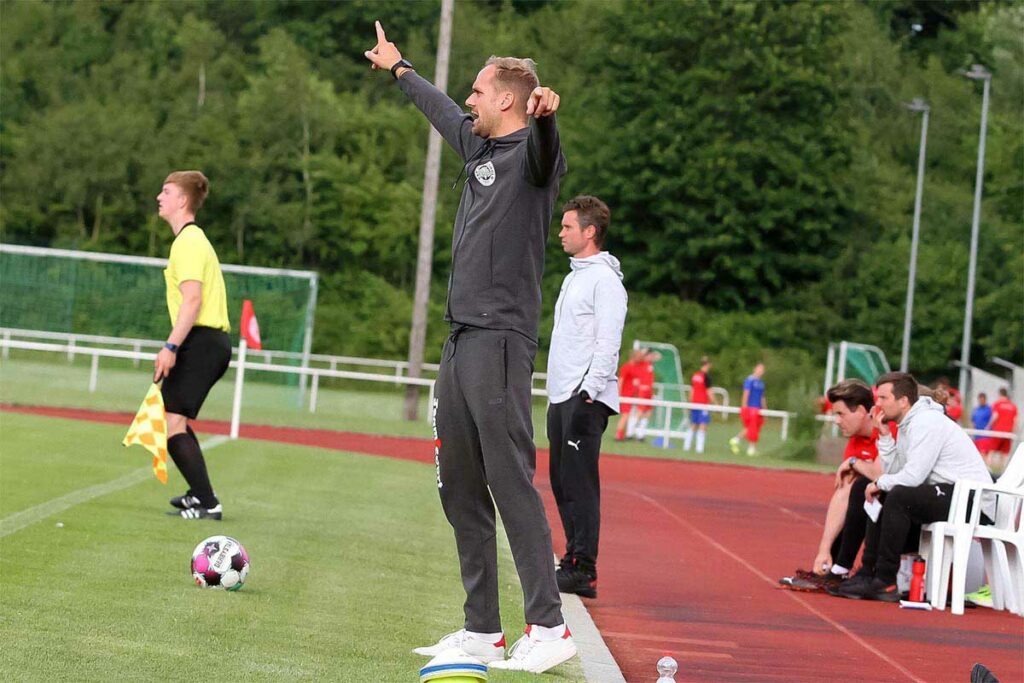 Am vergangenen Dienstag beim 2:0-Testspiel gegen Rot-Schwarz Kiel stand Björn Sörensen wieder aktiv in der Coachingzone. © Ismail Yesilyurt
