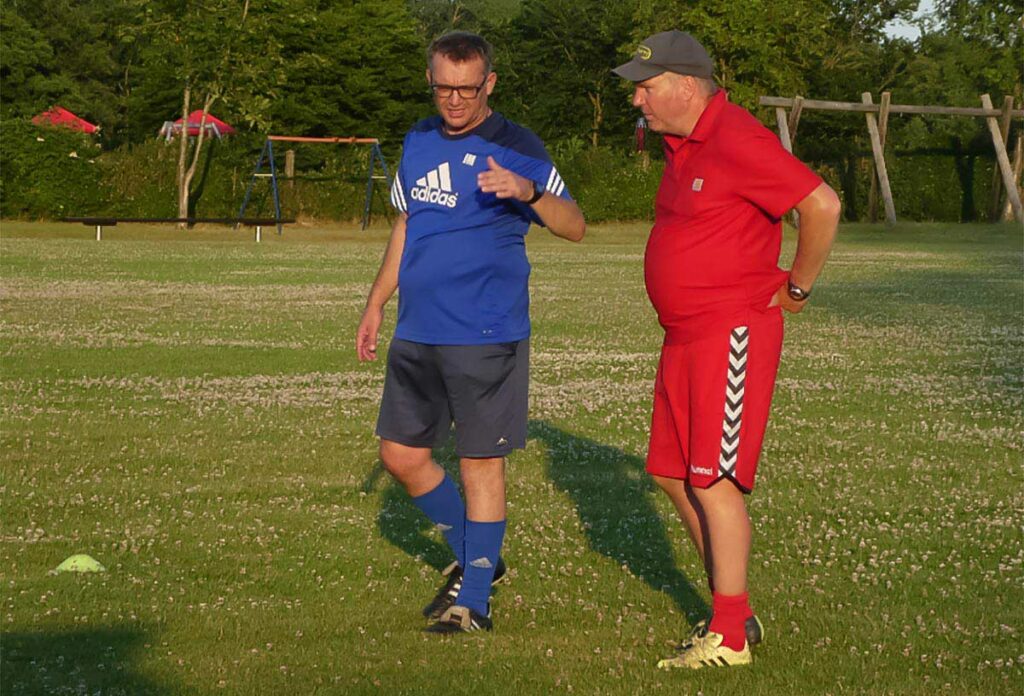 Das neue Trainergespann Ralf Bargmann (re.) und Jürgen Muus bespricht die Taktik für das Spiel. © Lothar Rath