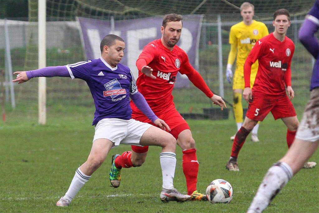Ihab Hathat (VfR Neumünster) erzielte das 1:1 gegen Husum, rechts Shpend Meshekrani (FC Kilia Kiel). © Ismail Yesilyurt