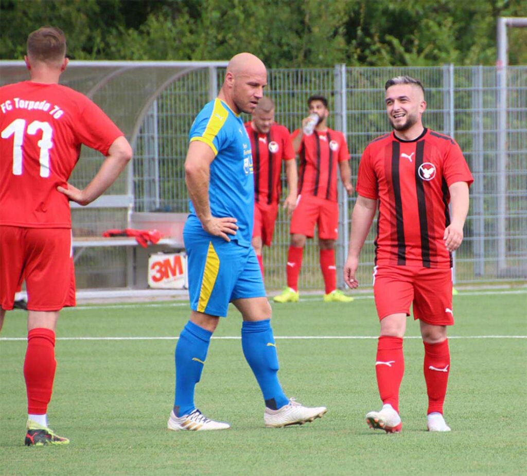 Jan Olaf Muhs (mitte, FSG Saxonia) und Valdrin Idrizi (re., Torpedo Neumünster), in der letzten Saison noch in einem Team. © Klaus Jagen