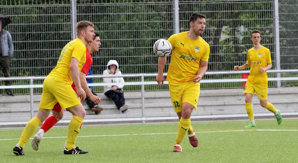 Kennet Braasch (am Ball) und Christoph Bolte (li.) spielten in der Innenverteidigung vom SVE Comet einen guten Part. © Ismail Yesilyurt