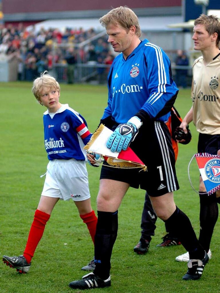 Nico Bruns als Auflaufjunge schaut bewundernd auf Titan Oliver Kahn (Bayern München). © Patrick Nawe