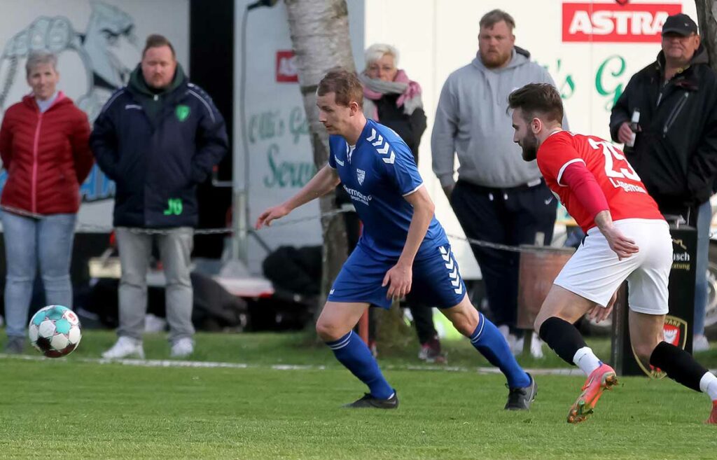 Palle Jespersen (li., TSV Plön) entschied mit zwei Toren das 3:2 im Spitzenspiel bei RS Kiel, rechts Finn Logemann. © Ismail Yesilyurt