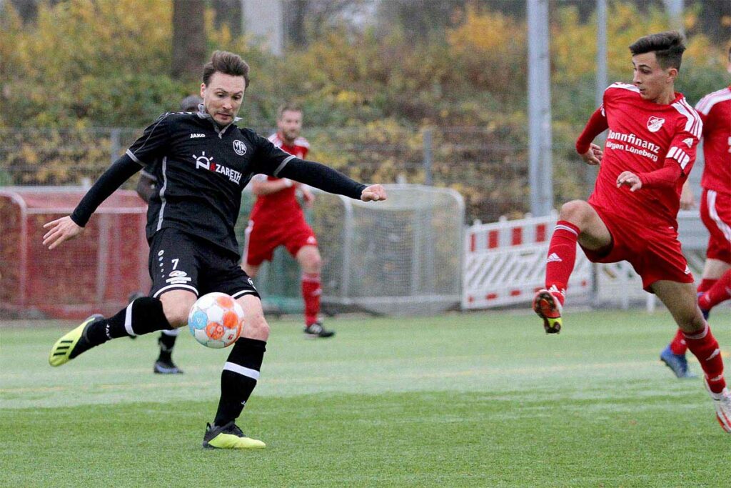 Patrick Wemmer (li., VfR Laboe) gegen Burak Özcan (TSV Flintbek). © Ismail Yesilyurt