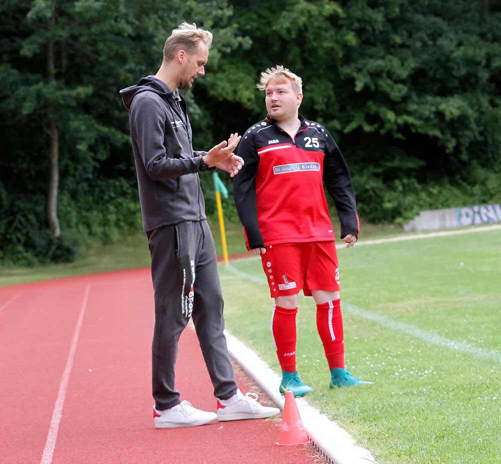 Was werden Björn Sörensen und Spieler-Co-Trainer Jan-Niclas Bräunling ihrem Team vor dem Spiel sagen?
