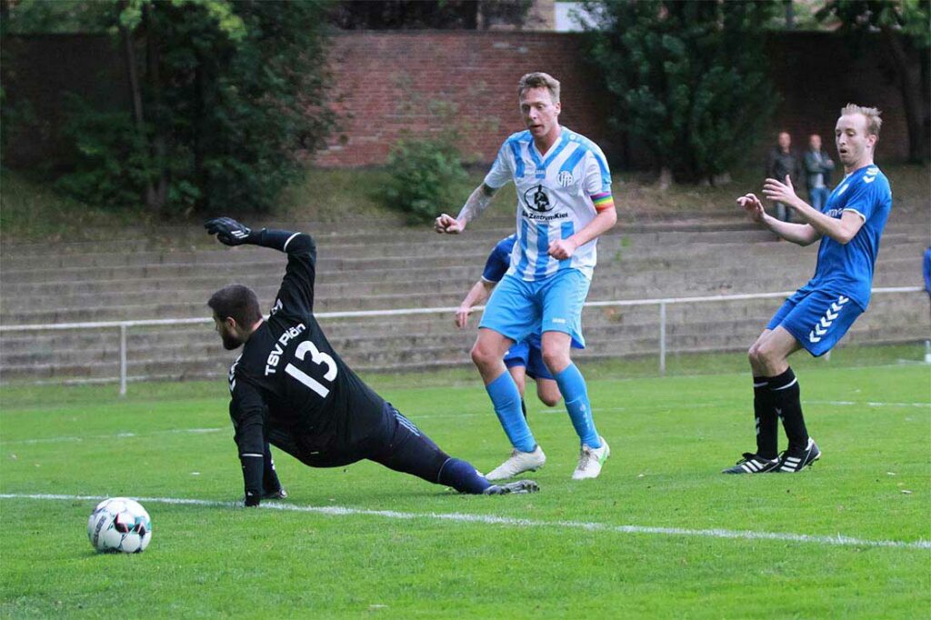 Marc Zeller (mitte) schiebt den Ball an Philipp Rüther vorbei zum 1-0 für den VfB Kiel. © Ismail Yesilyurt