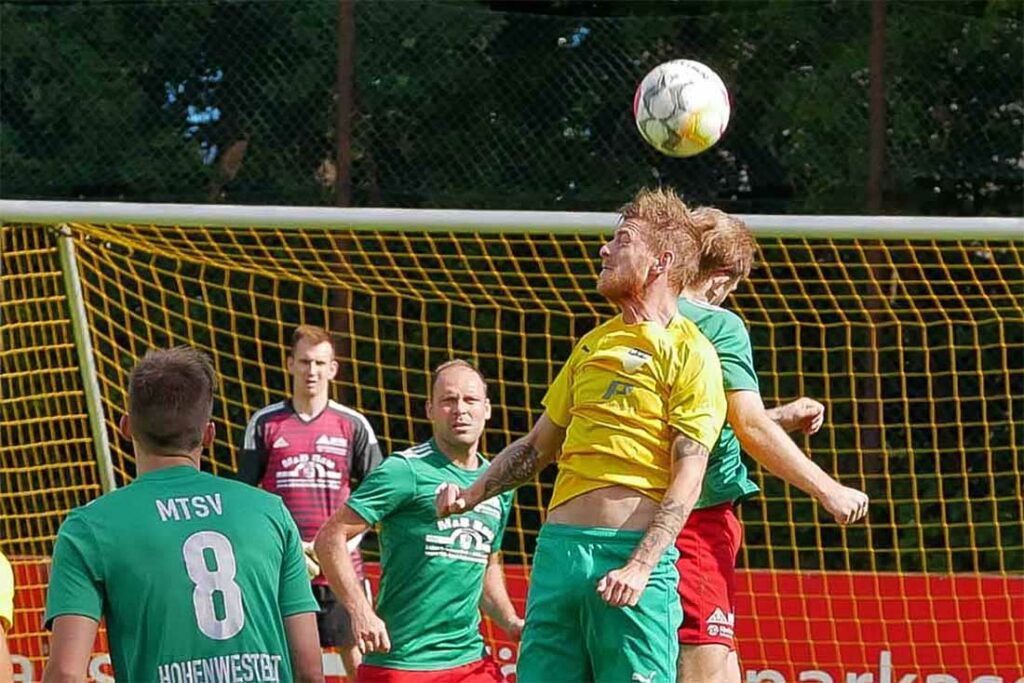 Felix Wagner gewinnt hier den Kopfball, konnte aber auch nicht dem SVE Comet Kiel weiterhelfen. Quelle: Jörg Moritz