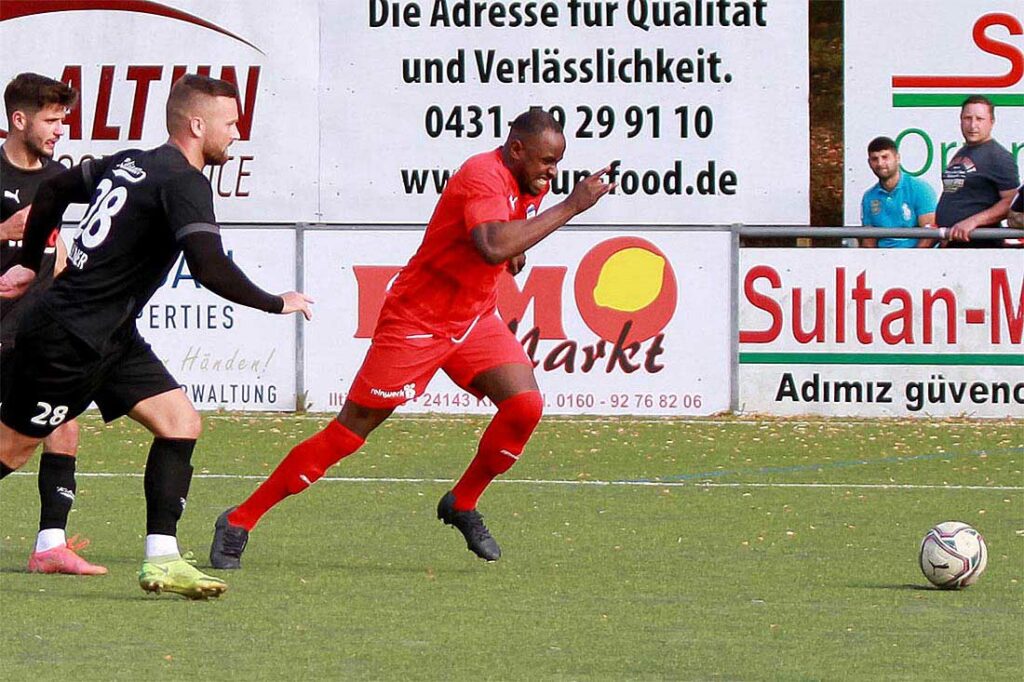 Grady Zinkondo (re., Inter Türkspor Kiel) macht das Golden Goal und verlässt gleich darauf den Platz (Archivfoto). Quelle: Ismail Yesilyurt