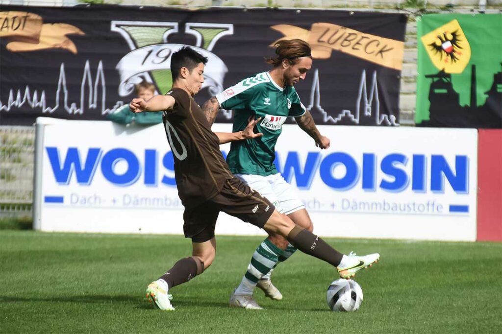 Gwangin Lee (FC St. Pauli II) gegen Felix Drinkuth (re., VfB Lübeck). Quelle: Olaf Wegerich