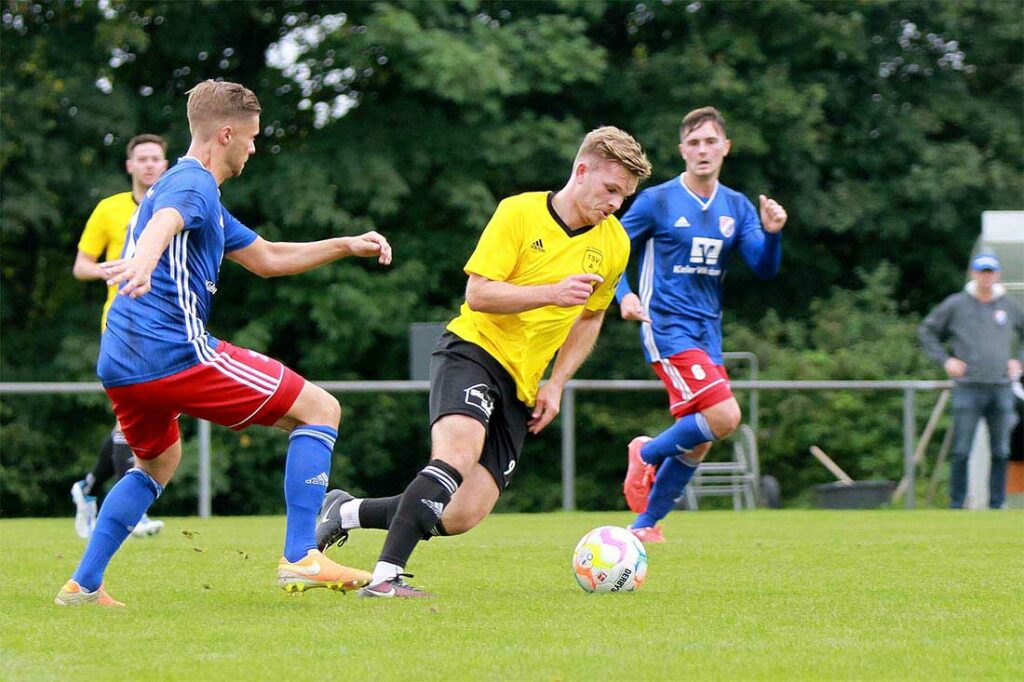 Jonas Schäfer, Altenholzer Matchwinner, marschiert mit Tempo auf das 2:1 für die Gäste los. Quelle: Ismail Yesilyurt