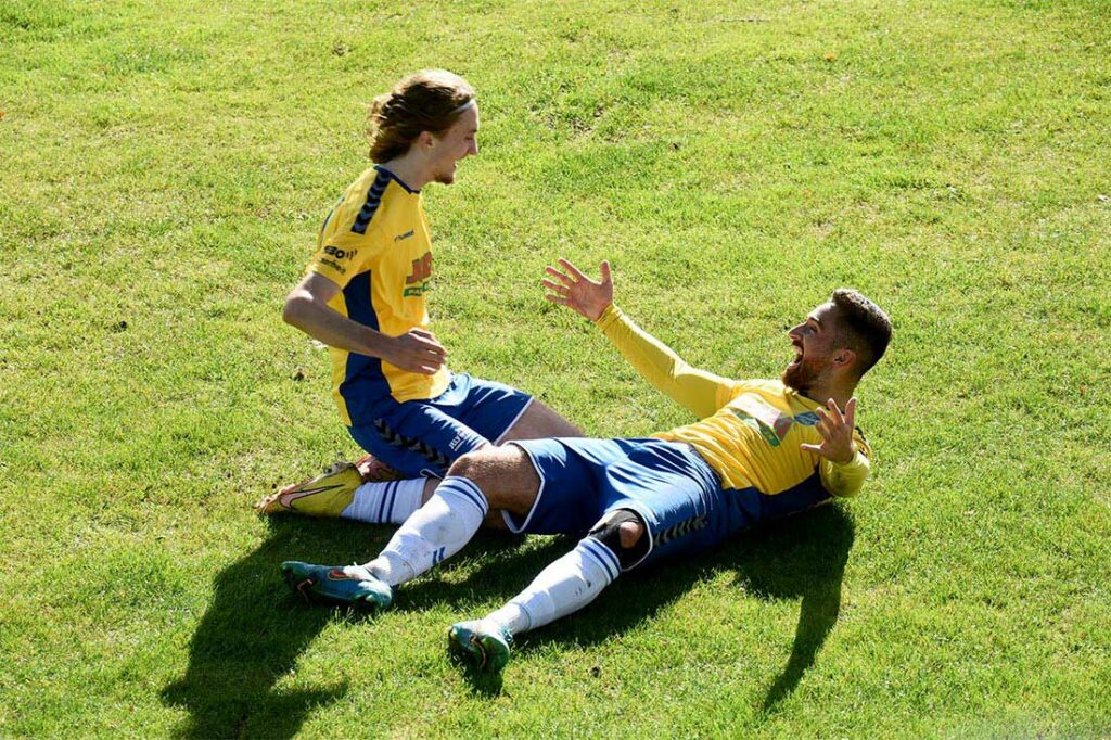 Todesfeldes Felix Möller und Rafael Krause in Feierlaune nach dem 3:2. Quelle: Olaf Wegerich