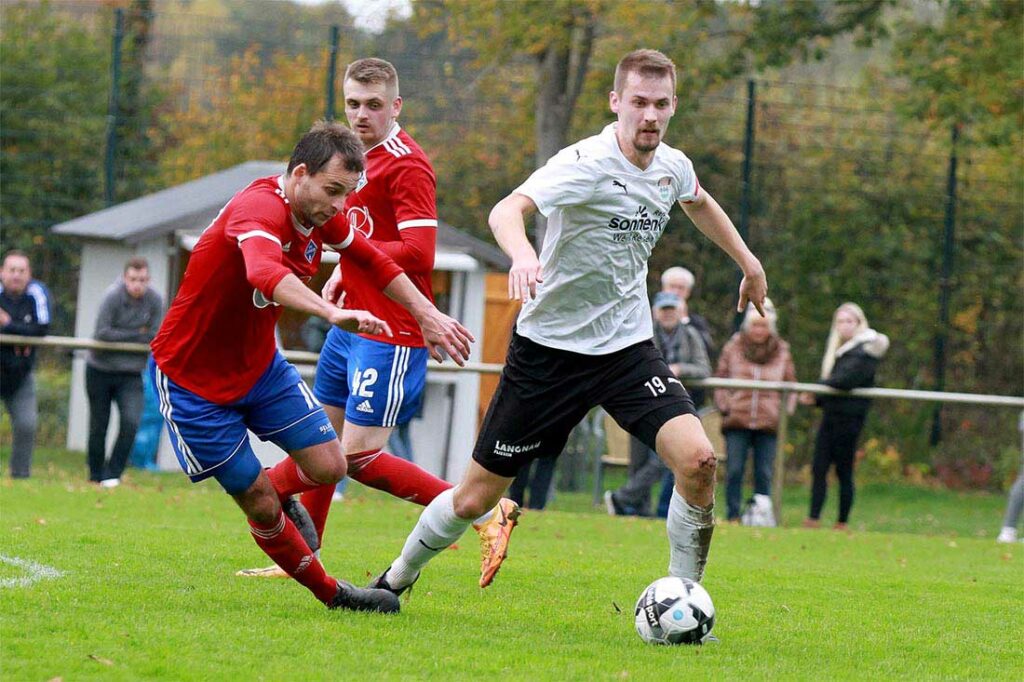 Die Begegnung war von intensiven Zweikämpfen geprägt - hier zwischen Nick Rixen (re., TSV Kronshagen) und Yanneck Kuhr (TSV Lägerdorf). © 2022 Ismail Yesilyurt