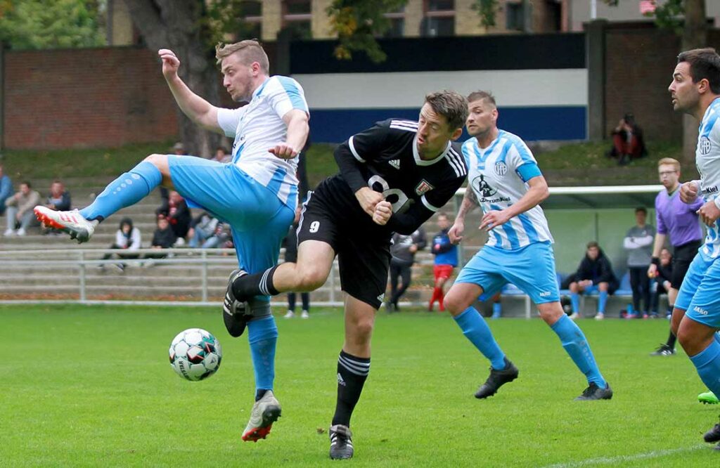 Im Spiel gegen den MTV Dänischenhagen tanzt Timo Pagel (li., VfB Kiel)) mit Lars Mischak endlich wieder um den Ball. © 2022 Ismail Yesilyurt