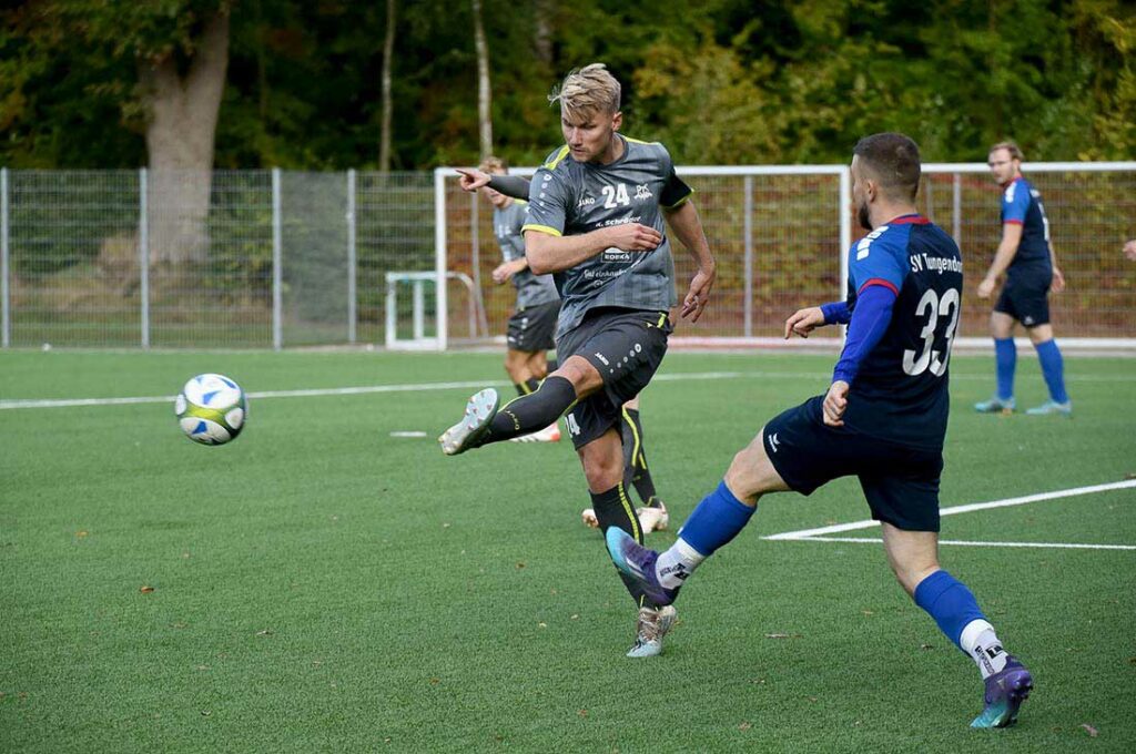Lennart Feddersen (li., Preetzer TSV) klärt vor Luca Grammes (Tungendorf), der das 2-0 erzielte. © 2022 Olaf Wegerich