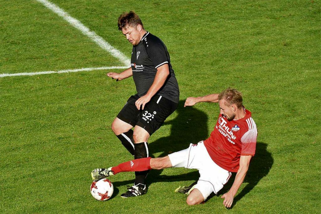 Luca Schwark (Bargstedt) angelt sich geschickt im Tackling gegen Jascha Piotraschke (Vineta Audorf) den Ball. © 2022 Olaf Wegerich