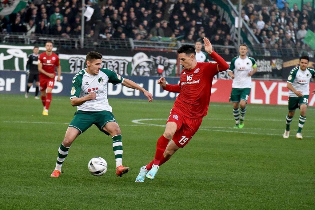 Marius Hauptmann (VfB Lübeck) gegen Anthony Caci (Mainz 05). © 2022 Olaf Wegerich