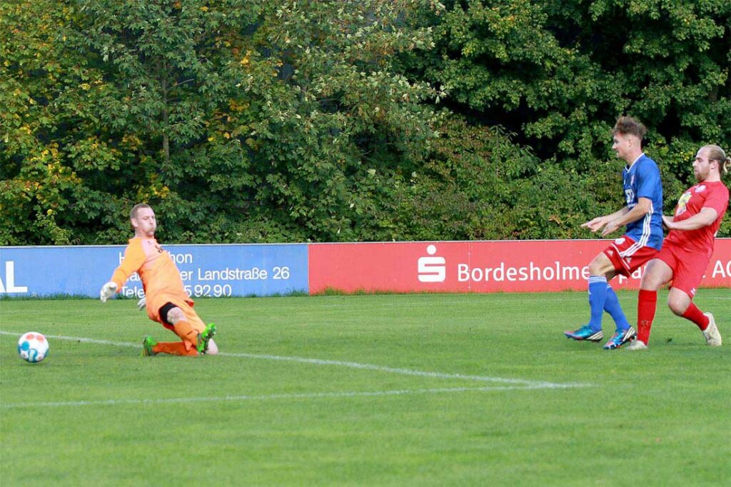 Marvin Blümke (in blau, Eidertal) gelingt mit diesem Ball flach an Torwart Wilhelmsen vorbei das 1:0. © 2022 Ismail Yesilyurt