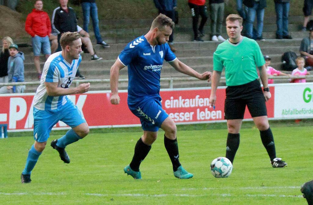 Philipp Grandt (mitte) - mit zwei Toren Matchwinner für den TSV Plön (Archivfoto). © Ismail Yesilyurt