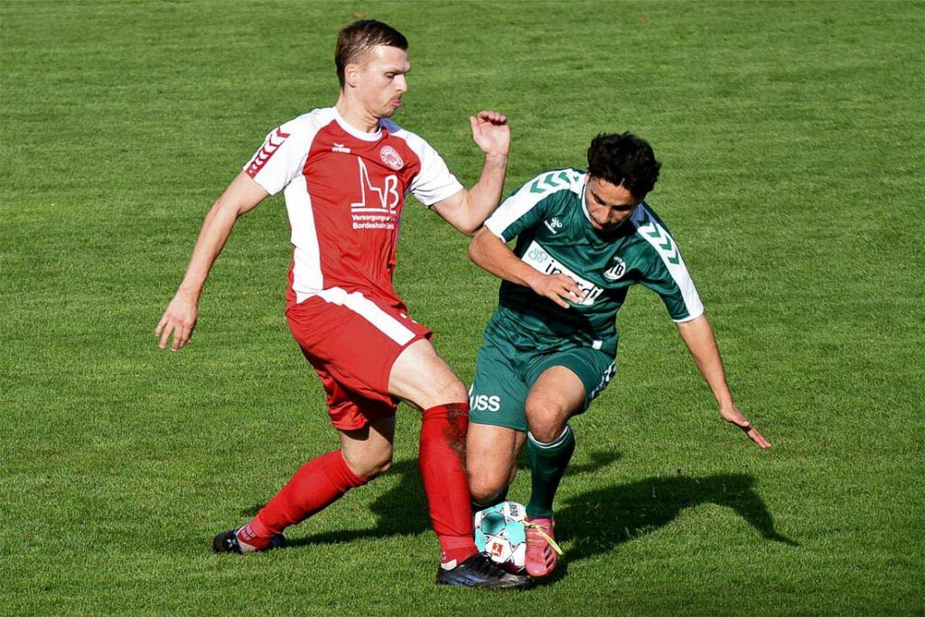 Simon Stegner (Bordesholm) blockt den Ball gegen Giuliano Hill (VfB Lübeck II) ab. © 2022 Olaf Wegerich