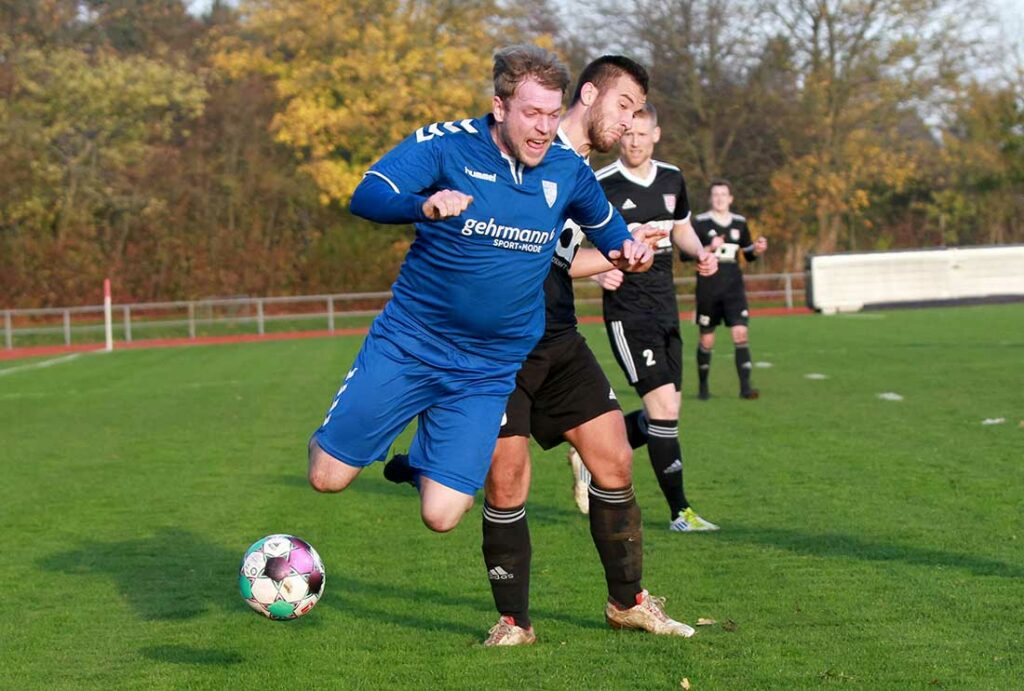 Nach dem Kopfballtor von Mats Böckmann-Rixen (in blau) sah der TSV Plön wie der sichere Sieger aus (Archivfoto). © 2022 Ismail Yesilyurt