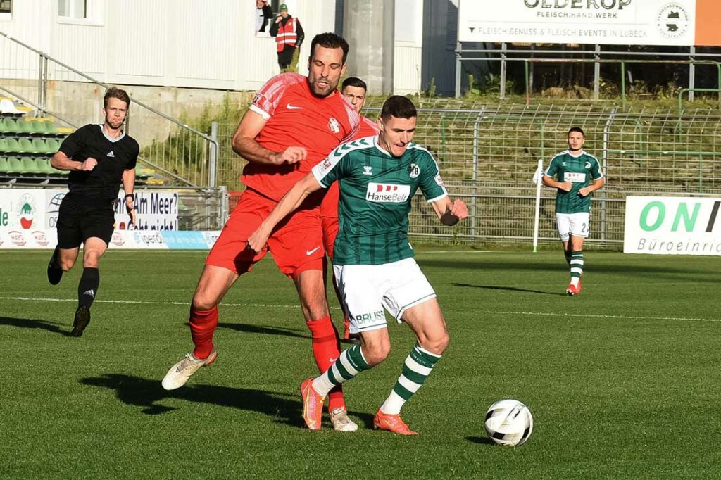 Notbremse von Niklas Tasky (TSV Havelse) gegen Marius Hauptmann (VfB Lübeck). © 2022 Olaf Wegerich