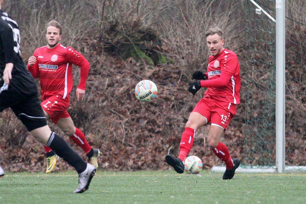 Mika Jöhnck (re.) im roten Trikot des TSV Bordesholm im Februar 2019 gegen Preußen Reinfeld. © 2019 Ismail Yesilyurt