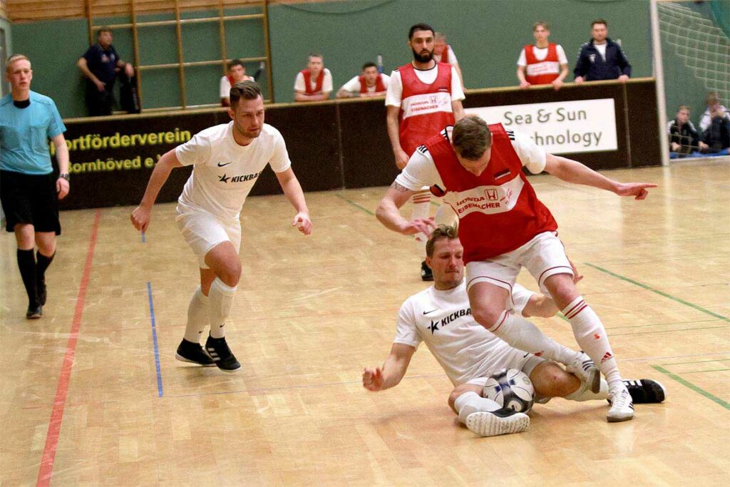 Mit Rasse und Klasse, aber manchmal auch zu übermotiviert in den Zweikämpfen - das Duell Jan Wojtecki (SFC Schnee), Patrick Mester (in weiss, FSG Saxonia) hat alles. © 2022 Ismail Yesilyurt