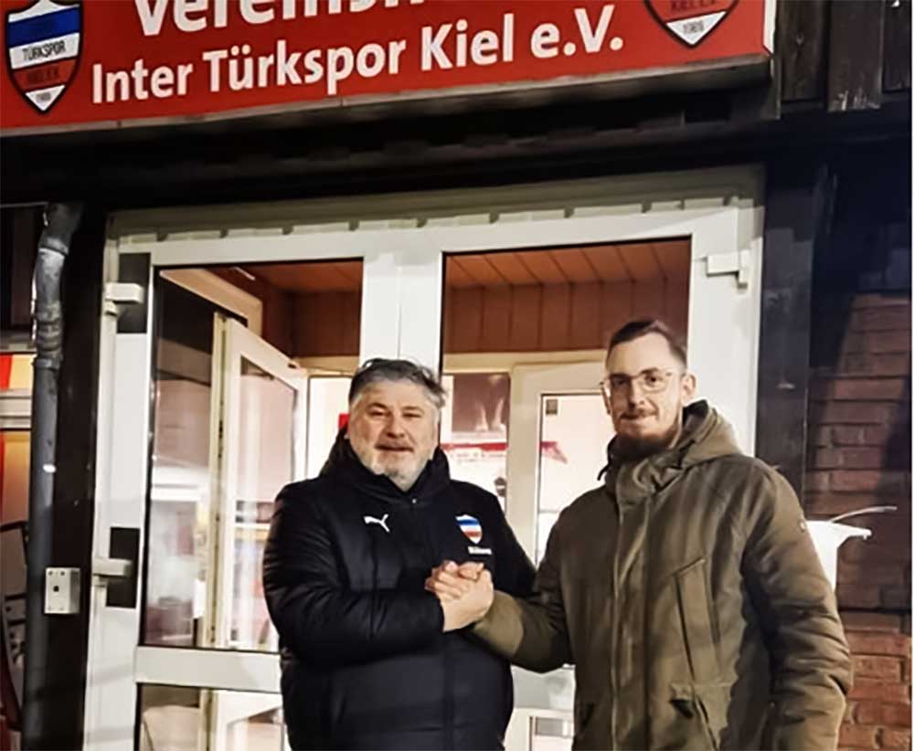 Herzlich willkommen - Inter-Manager Bülent Seker (li.) begrüßt Nicklas Loose vor dem Vereinsheim. © 2023 Inter Türkspor Kiel