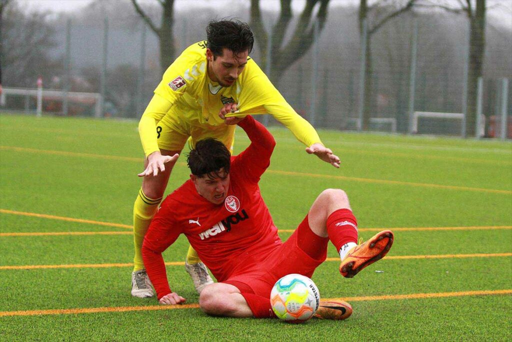 Jan Matti Seidel (vorne, FC Kilia Kiel) und Emanuel Mirchev (FC Teutonia 05) verknüpfen mehrere Sportarten in dieser Szene. © 2023 Ismail Yesilyurt