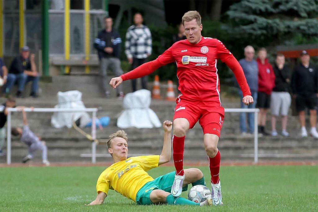 Sebastian Klimmek, der im Pokalspiel (4-1-Sieg) beim SVE Comet Kiel das 1-1 erzielte, wird von Thorge Janßen abgegrätscht. © 2022 Ismail Yesilyurt