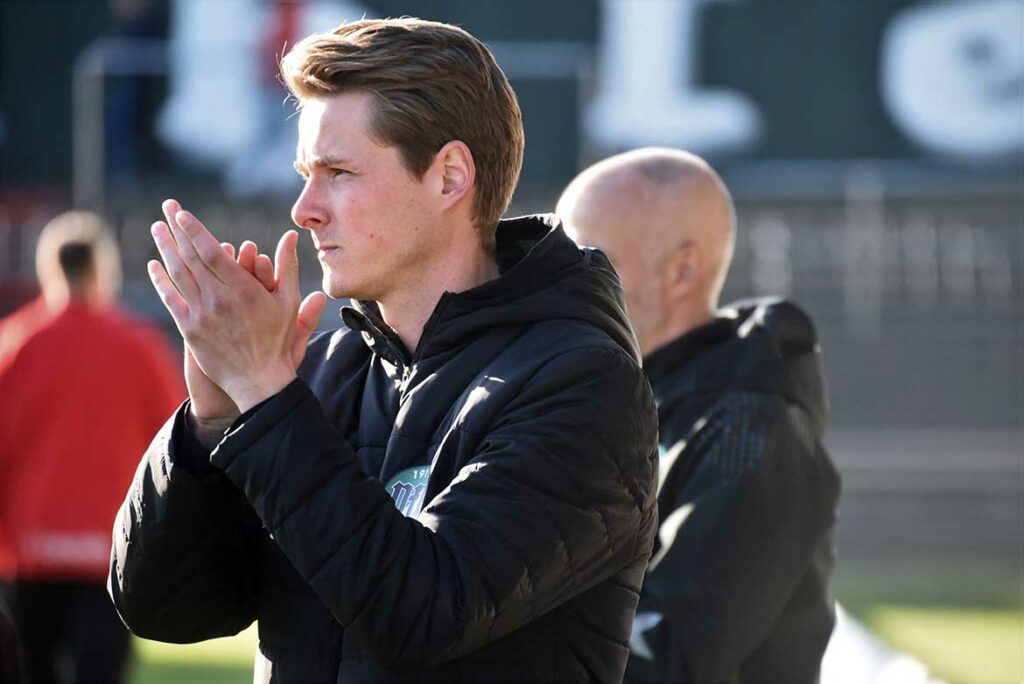 Trainer Lukas Pfeiffer (VfB Lübeck) spendete Beifall für den starken Auftritt seiner Mannschaft. © 2022 Olaf Wegerich