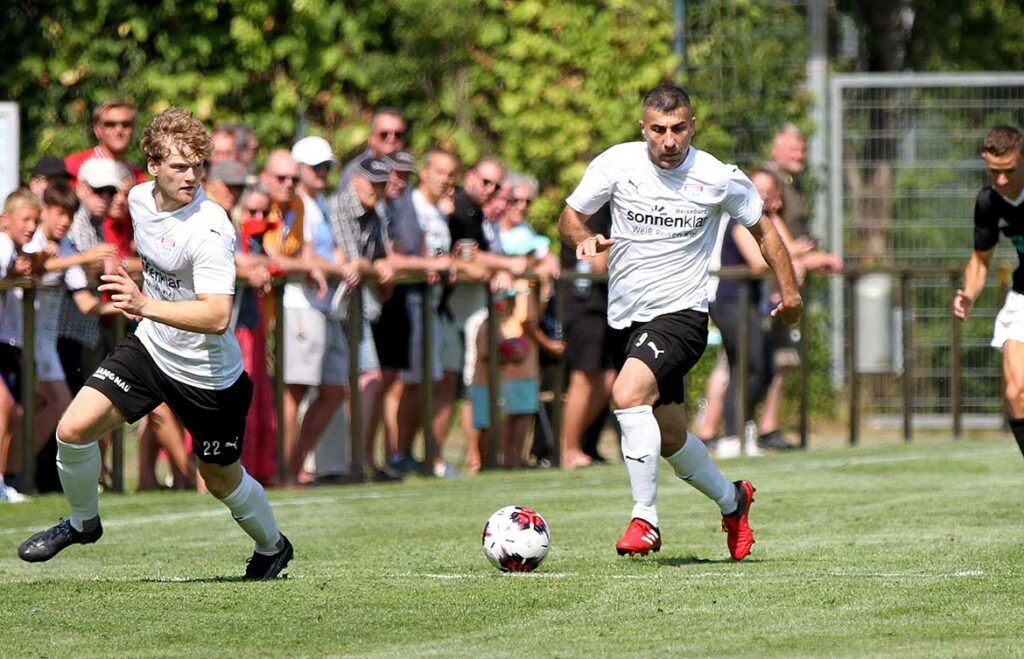 Auf der Zehn fühlt sich Jomard Mousa (am Ball, TSV Kronshagen) am wohlsten. © 2022 Ismail Yesilyurt