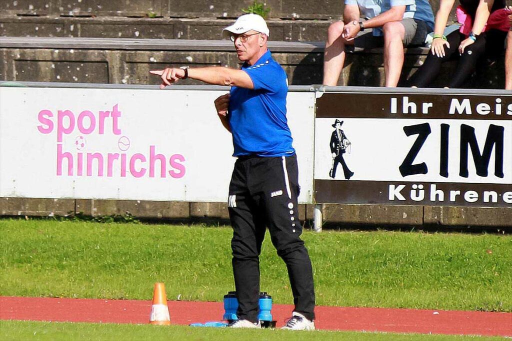 Chefcoach Andreas Möller (Preetzer TSV) weiß, welche Richtung er bei den Trainingsinhalten gehen muss. © 2022 Ismail Yesilyurt