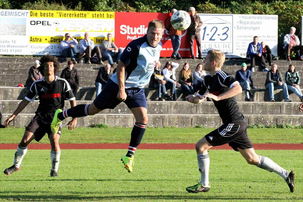 Jirka Heine (Preetzer TSV) köpft September 2013 den Ball vor den Heider Spielern weg. © 2013 Ismail Yesilyurt
