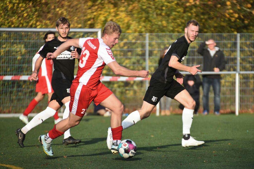 Joris Scherbath (am Ball, TSV Bordesholm) kam in der zweiten Halbzeit zum Einsatz. © 2022 Olaf Wegerich
