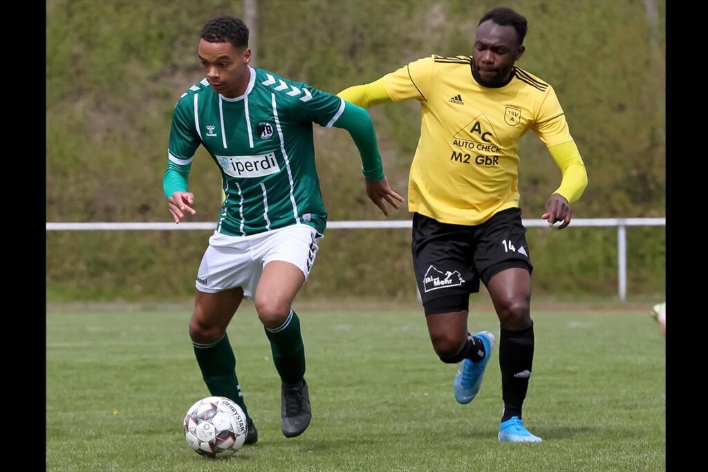 Keenon Erfurth, selbst gefoult worden, vergab einen Elfmeter zum 2:3-Anschlusstreffer. Rechts Pierre Didier Webessie (TSV Altenholz). © 2022 Ismail Yesilyurt