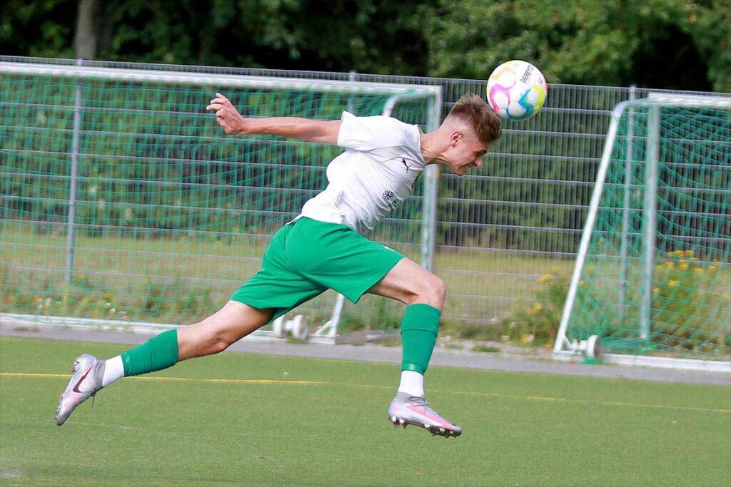 Leon Fey und dem TSV Klausdorf fehlen noch einige Zentimeter in der Vorbereitung, um wieder Landesligaformat zu erreichen. © 2022 Ismail Yesilyurt