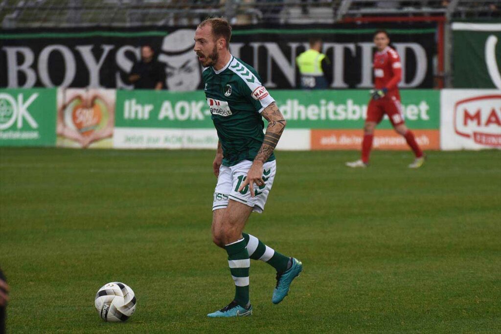 Marvin Thiel (VfB Lübeck) machte den Deckel drauf auf das 4:1. © 2022 Olaf Wegerich