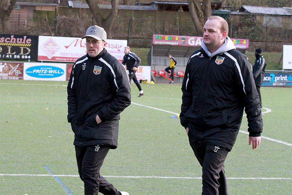 Die beiden Trainer Leif Johannsen (re.) und Carsten Andresen stehen vor einer schweren Aufgabe bei Frisia Risum-Lindholm.  © 2023 Ismail Yesilyurt