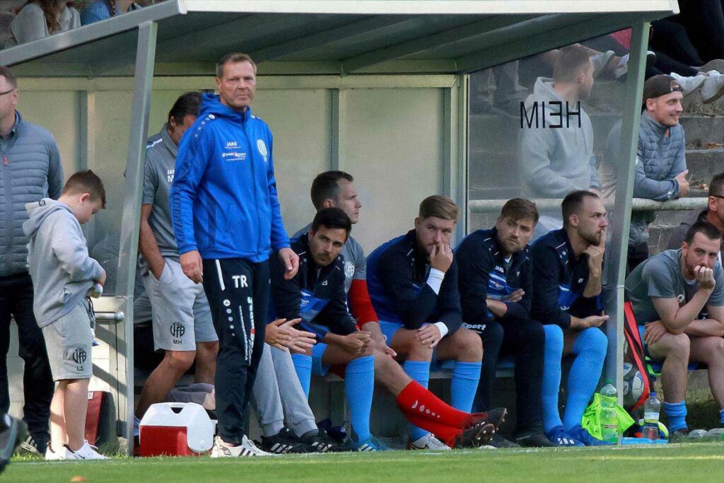 Matthias Liebal (li., VfB Kiel) wird ab dem Sommer nicht mehr an der Ersatzbank des VfB Kiel stehen. © 2022 Ismail Yesilyurt