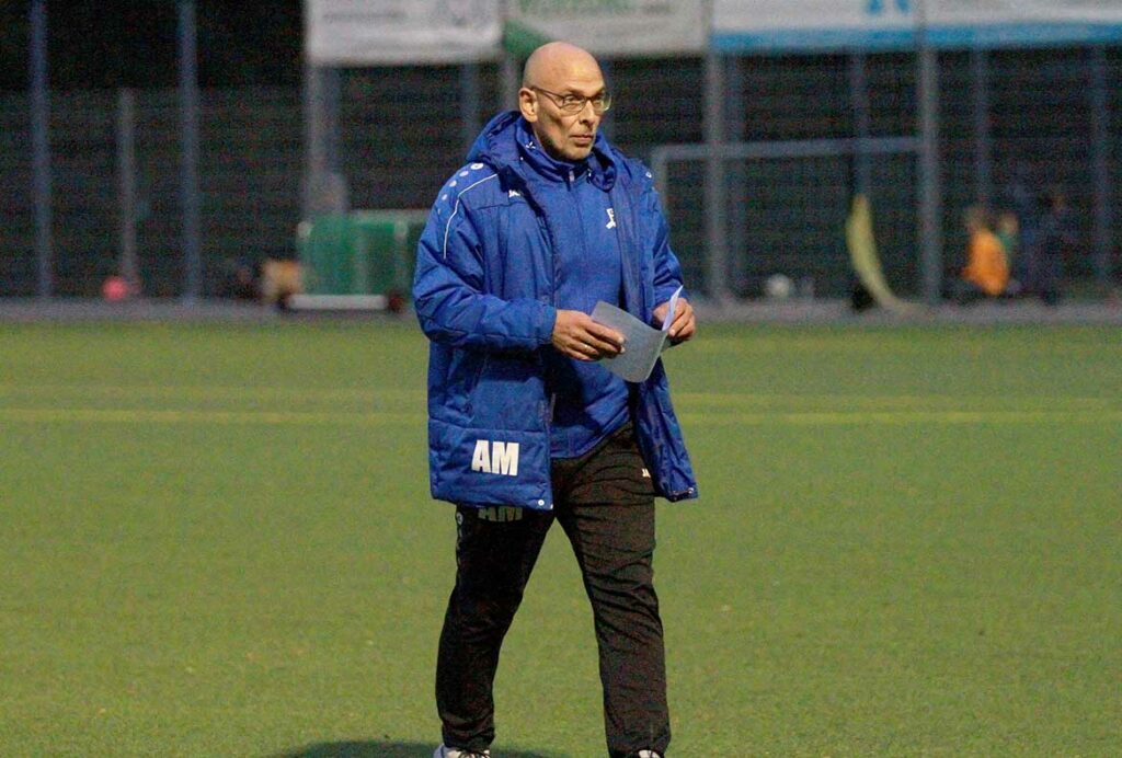 Chefcoach Andreas Möller und den PTSV wirft die Niederlage gegen einen Mitbewerber um den Klasserhalt nicht so schnell um. © 2022 Ismail Yesilyurt