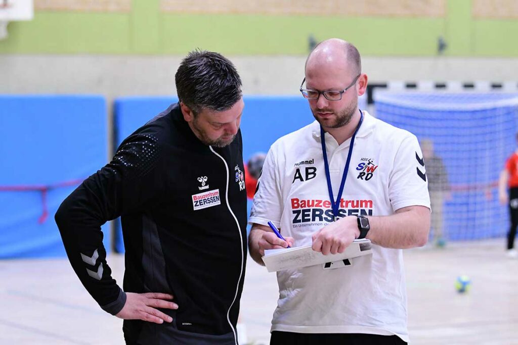 Cheftrainer Philipp Petriesas (HSG Schülp-W-RD) und Co Arne Backhaus (re.) besprechen die Anweisungen für die zweiten 30 Minuten. © 2023 Horst Reinke