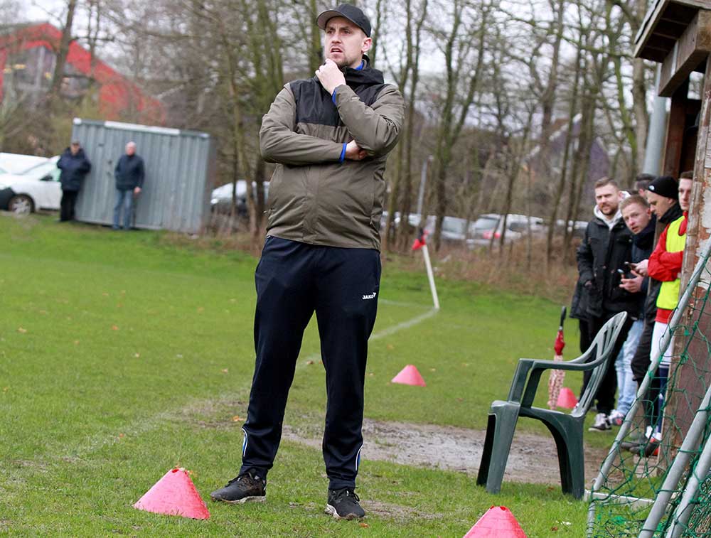 Co-Trainer Björn Strüven (TSV Stein), früher erfolgreicher Stürmer, musste auch die Stiefel schnüren. © 2023 Ismail Yesilyurt