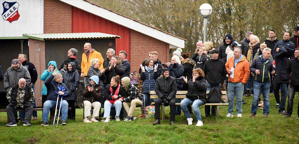 Die Bargstedter Fans freuen sich über das 1:0. © 2023 Olaf Wegerich