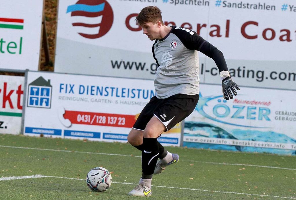 Husum-Keeper Christopher Thomsen ließ nur 4 Tore zu gegen hasuhohen favoriten VfB Lübeck. © 2022 Ismail Yesilyurt