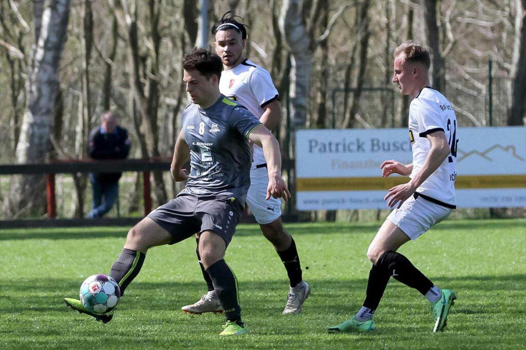Maximilian Zimmermann (am Ball, Preetzer TSV) erzielte das Golden Goal. © 2022 Ismail Yesilyurt