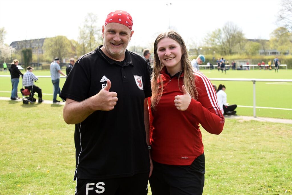 Trainer Frank Stoffers, hier mit seiner Tochter Emma, ist weiter optimistisch was den Ausgang der Meisterschaft betrifft. © 2023 Olaf Wegerich