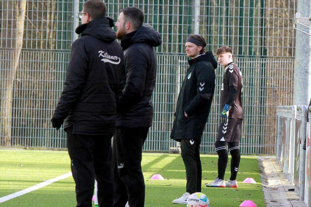 VfB-Coach Dominik Toschka (hinten) war trotz seiner "Kritik" zufrieden mit seinem Team. © 2023 Ismail Yesilyurt