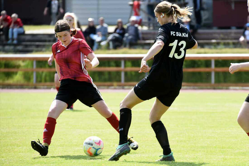 Clara Philine Roy (li., TSV Bordesholm), gegen Freia Friedrich (Bordesholm), erzielte den ersten Treffer der Partie. © 2023 Olaf Wegerich